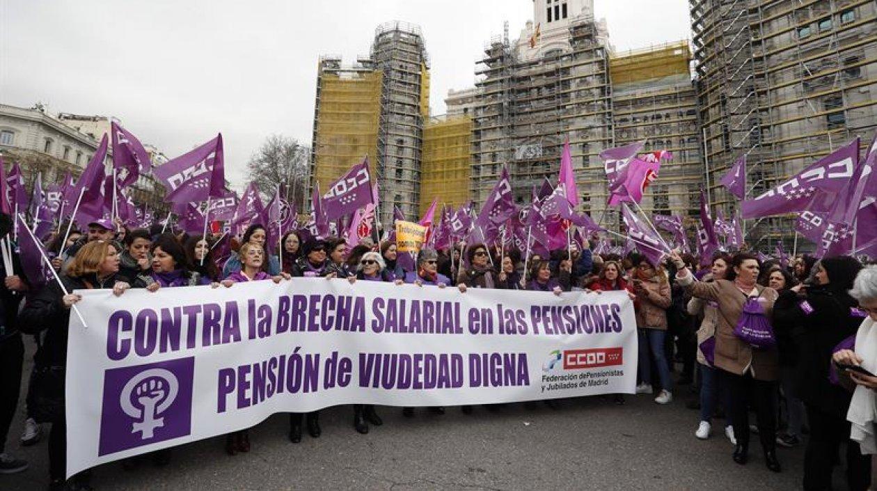 Concentración convocada por los sindicatos en la Plaza de la Cibeles, a las puertas del Ayuntamiento de Madrid, con motivo del Día de la Mujer. 