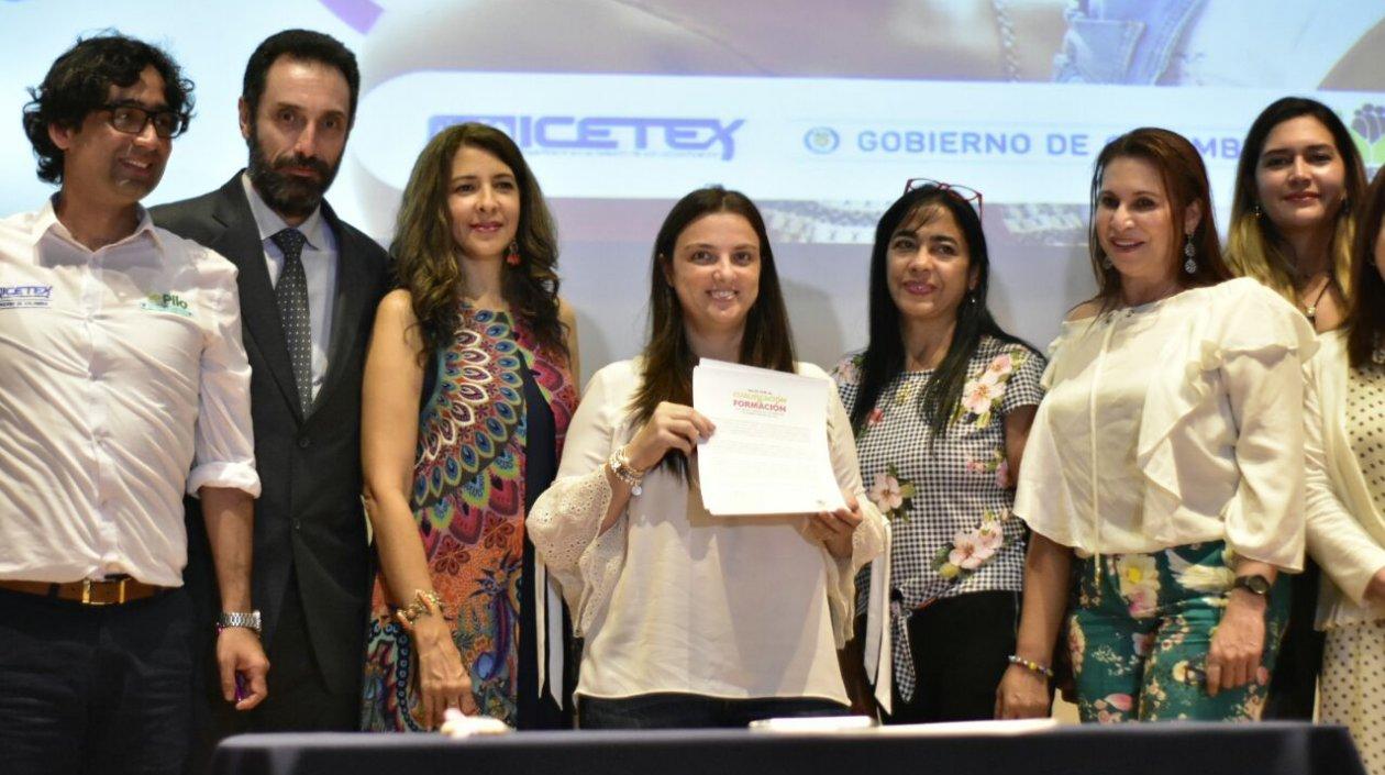 La directora del ICBF, Karen Abudinen, firmó convenio con el Icetex para la capacitación de madres comunitarias.
