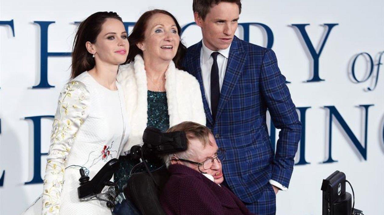 El científico Stephen Hawking acompañado por los actores que protagonizaron la película sobre su vida.