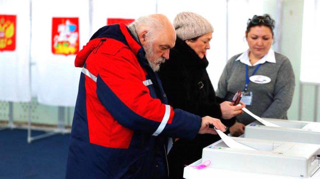 Ciudadanos rusos ejerciendo su derecho al voto.