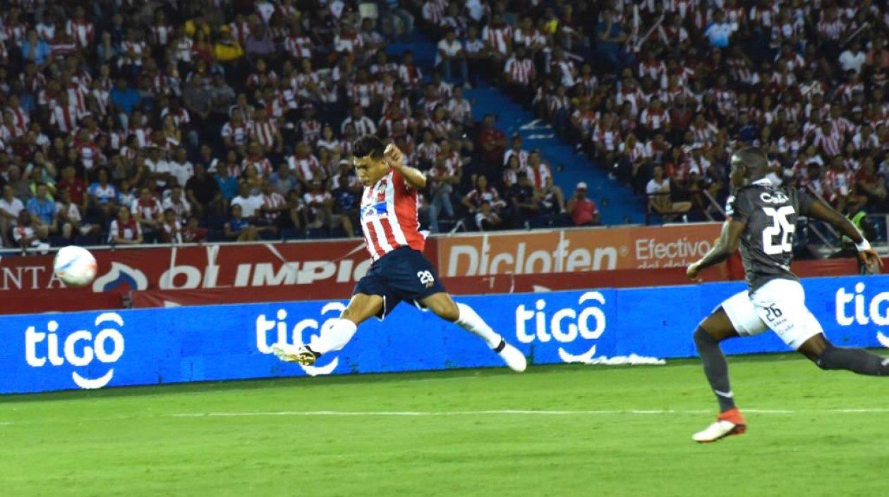 Teófilo Gutiérrez remata para anotar el tercer gol juniorista.