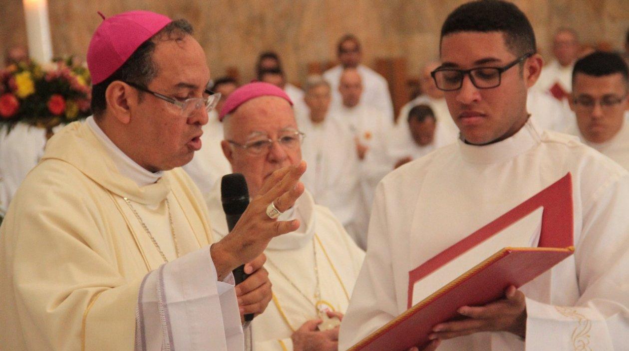 Pablo Emiro Salas Anteliz, Arzobispo de Barranquilla, y Monseñor Víctor Tamayo, Obispo Auxiliar Émerito de Barranquilla.