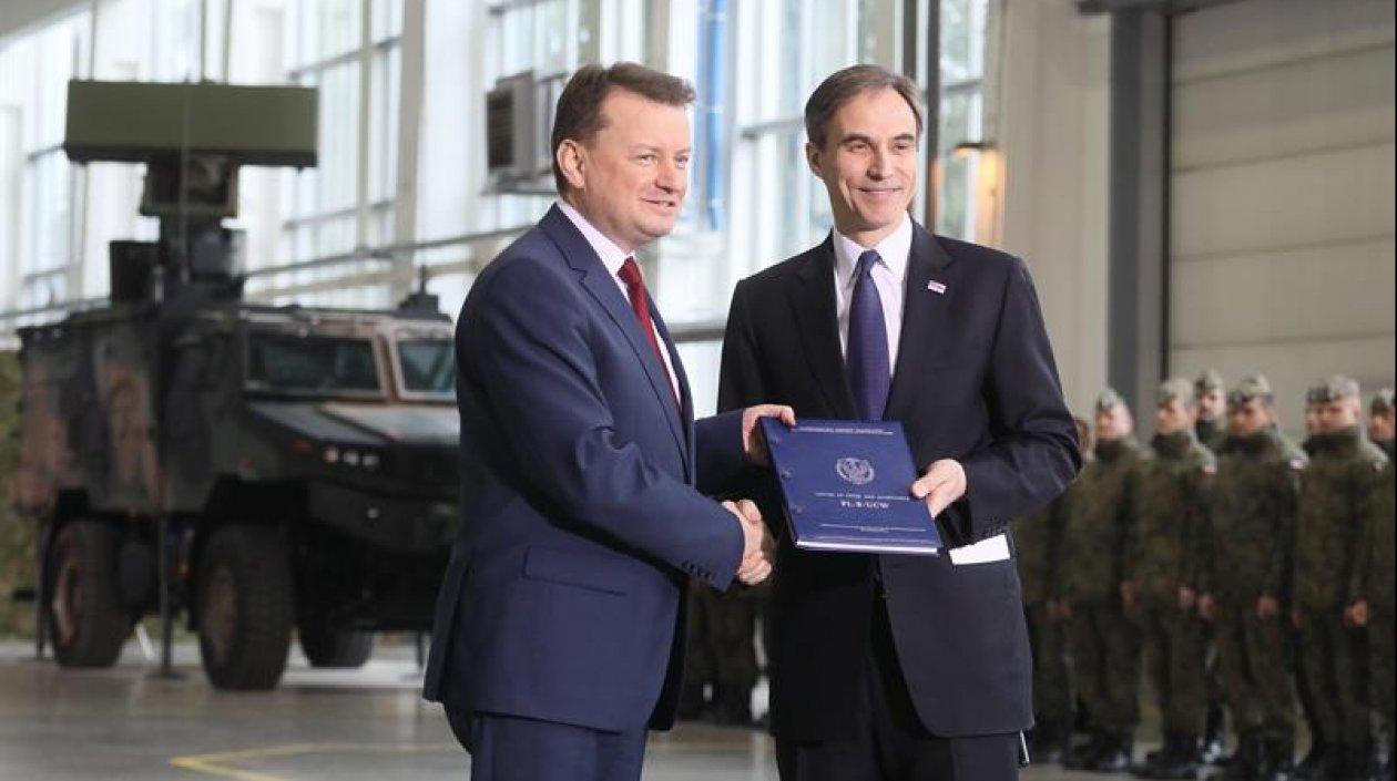 El ministro polaco de Defensa, Mariusz Blaszczak, y el embajador estadounidense en Polonia, Paul W. Jones. 