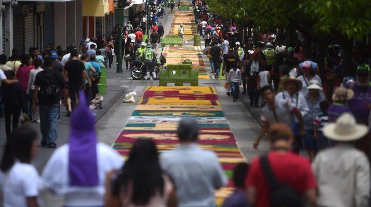  Voluntarios guatemaltecos participan en la elaboración de una alfombra de serrín