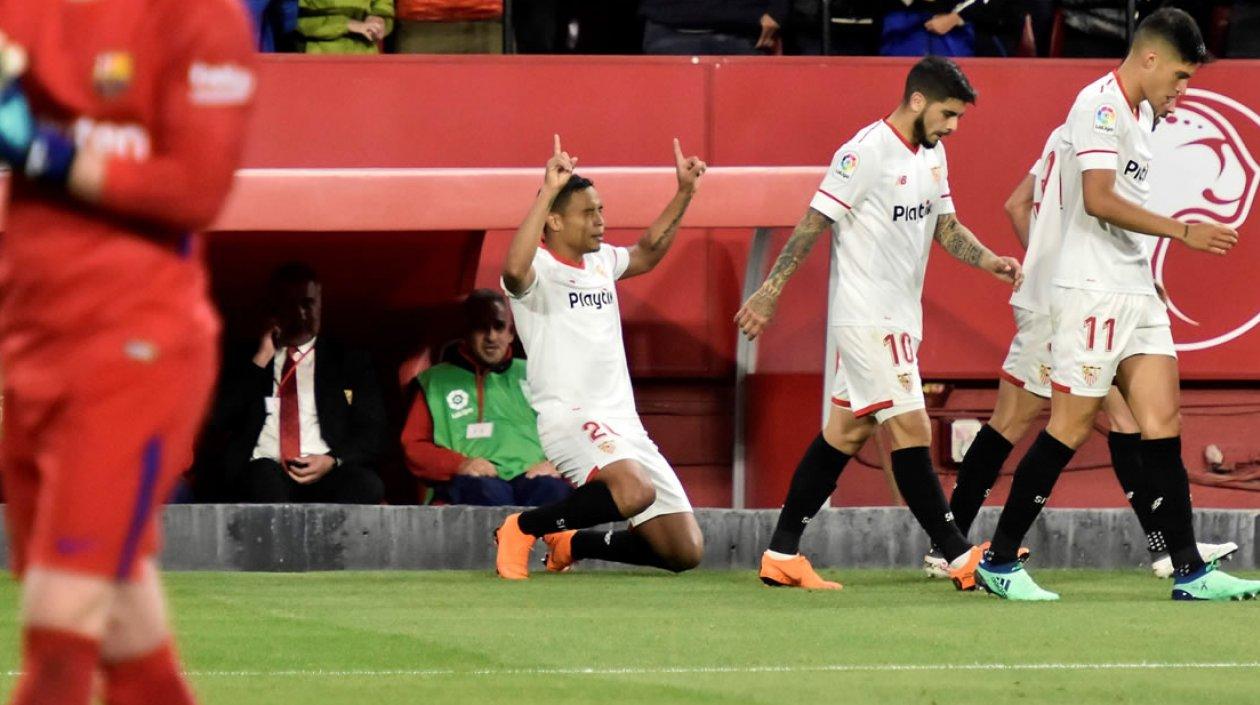 El delantero colombiano del Sevilla FC Luis Muriel celebra su gol, segundo del equipo ante el FC Barcelona