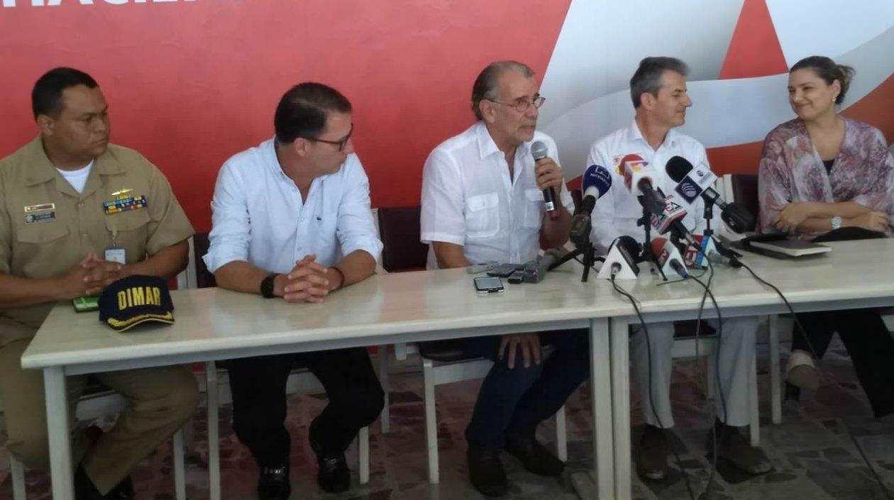 El Gobernador Eduardo Verano junto al director de Invías, Carlos García y demás autoridades.