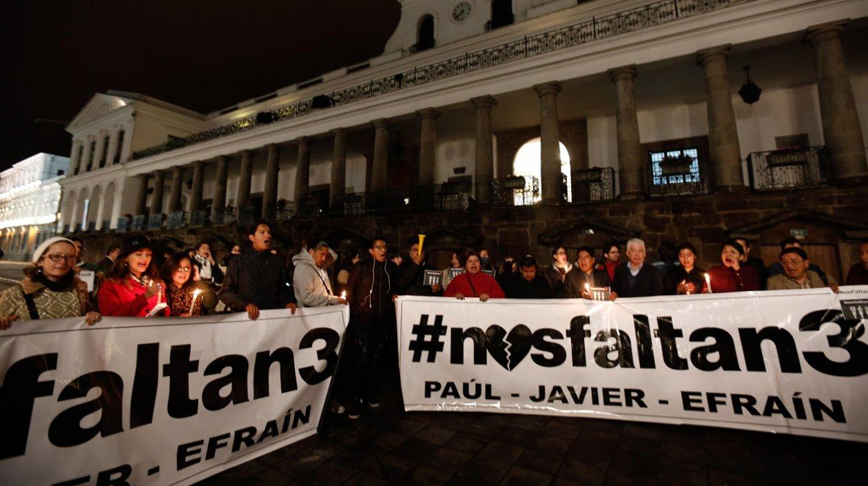 Familiares y grupos de periodistas se concentran frente al Palacio de Gobierno de Quito (Ecuador) 