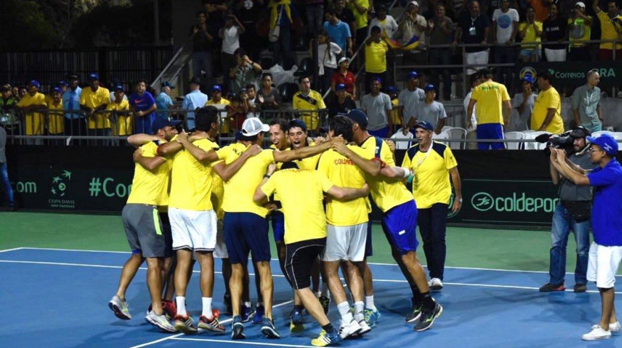 Jugadores de Colombia festejan triunfo en la Copa Davis. 