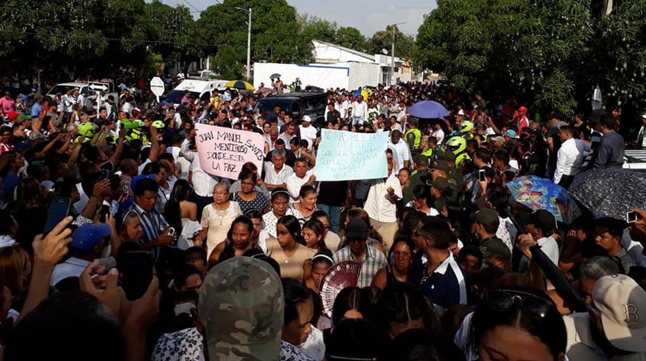 Masiva asistencia a sepelio de policía sabanalarguero muerto en atentado en Antioquia