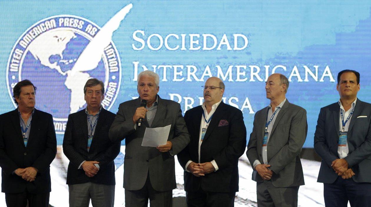 El presidente de la Sociedad Interamericana de Prensa (SIP), Gustavo Mohme, lee un comunicado el 13 de abril de 2018, junto a miembros del comité ejecutivo de la SIP, en Medellín (Colombia)
