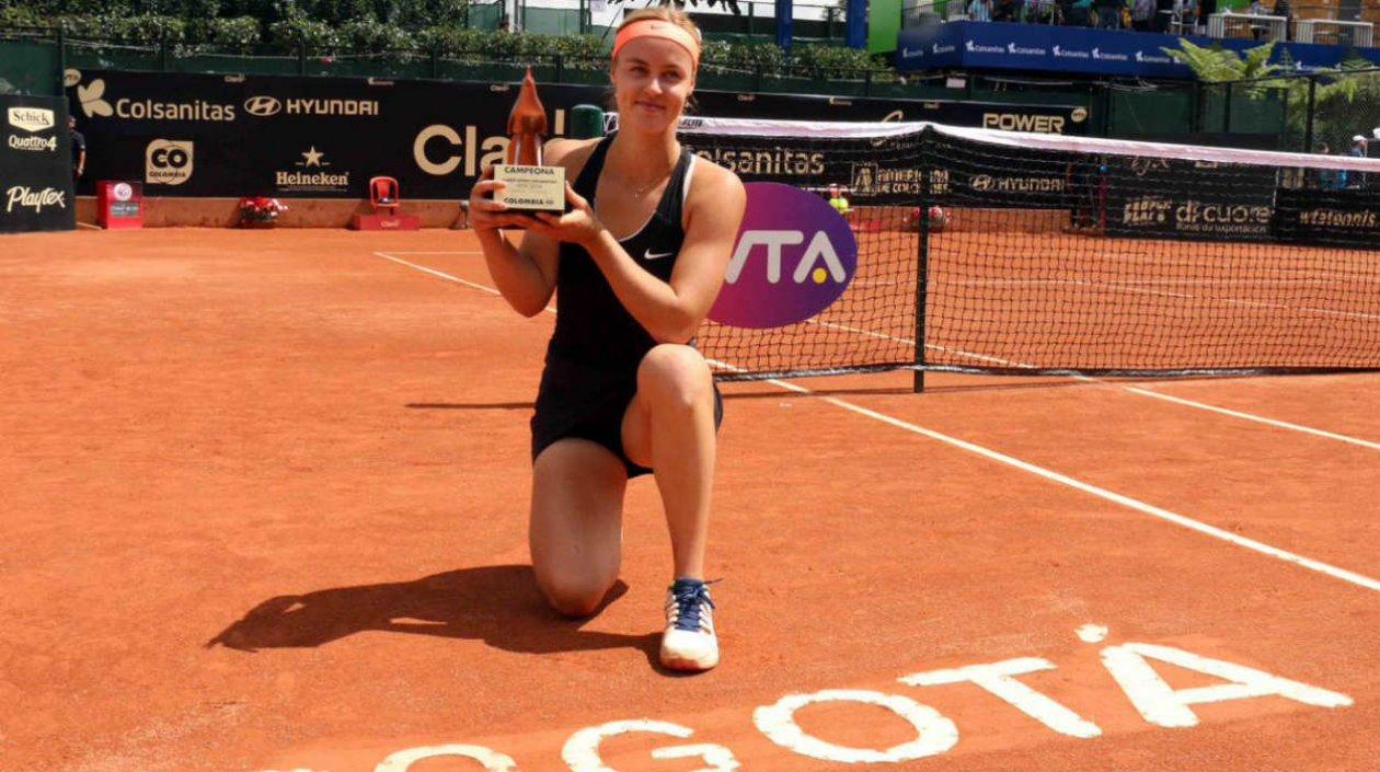 La tenista eslovaca Anna Karolina Schmiedlova con el trofeo de campeona. 