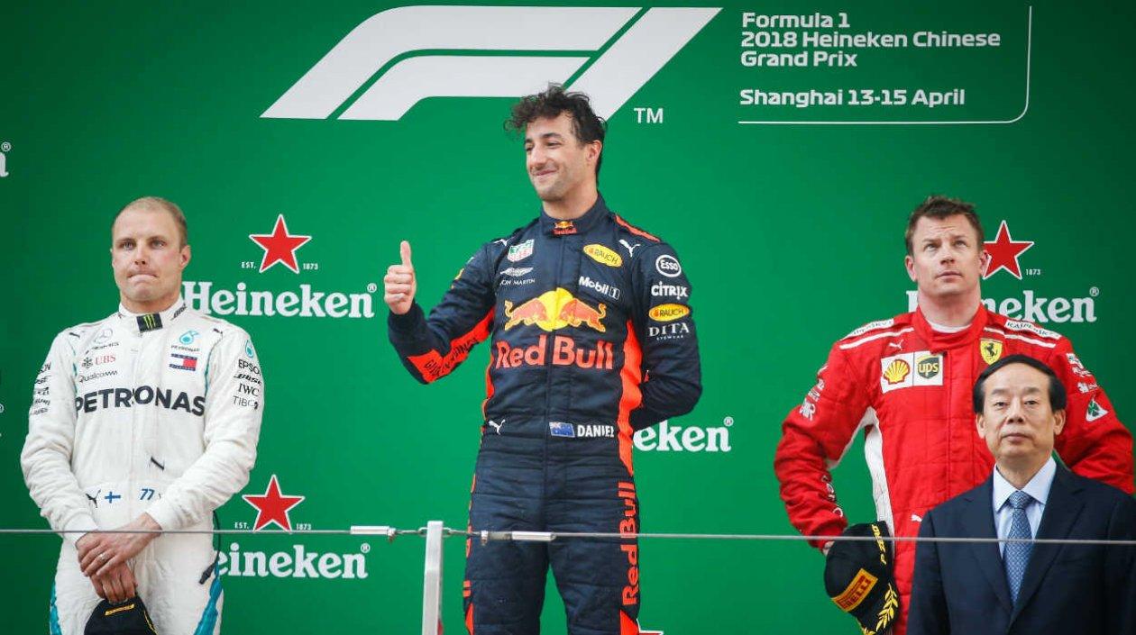 Daniel Ricciardo en el podio de los vencedores. 
