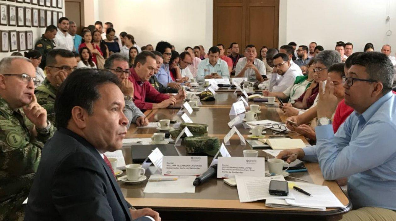 El Gobernador de NorteWilliam Villamizar Laguado y las autoridades departamentales, entre ellas el Ejército, Policía, alcaldes y representantes de las víctimas.
