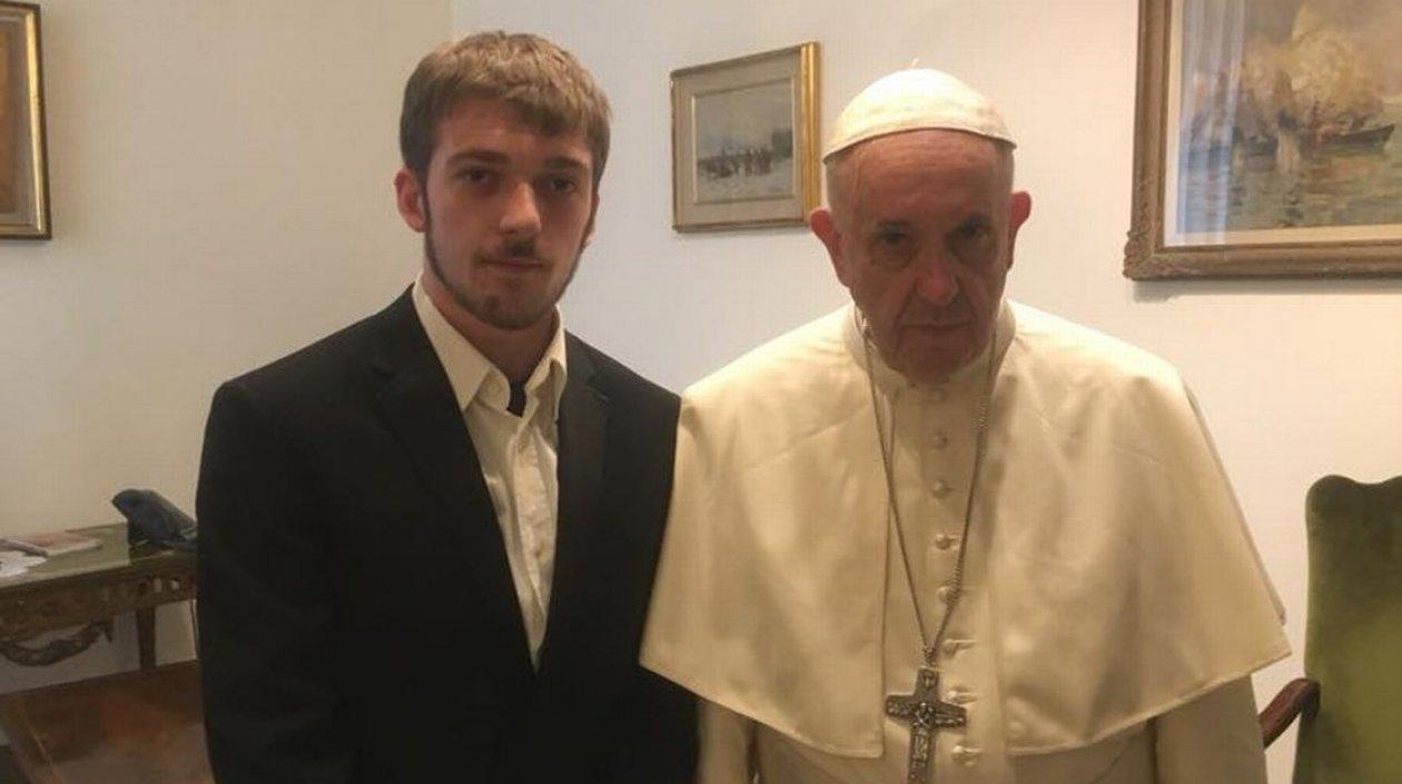 El Papa Francisco se reunió con el papá de Alfie Evans, el bebé británico conectado a una máquina.