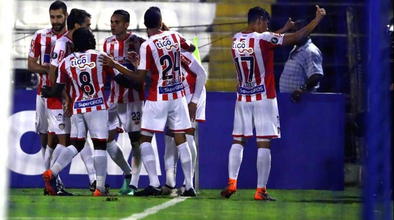 Jugadores de Junior celebran el segundo gol anotado por Jonatan Alvez.