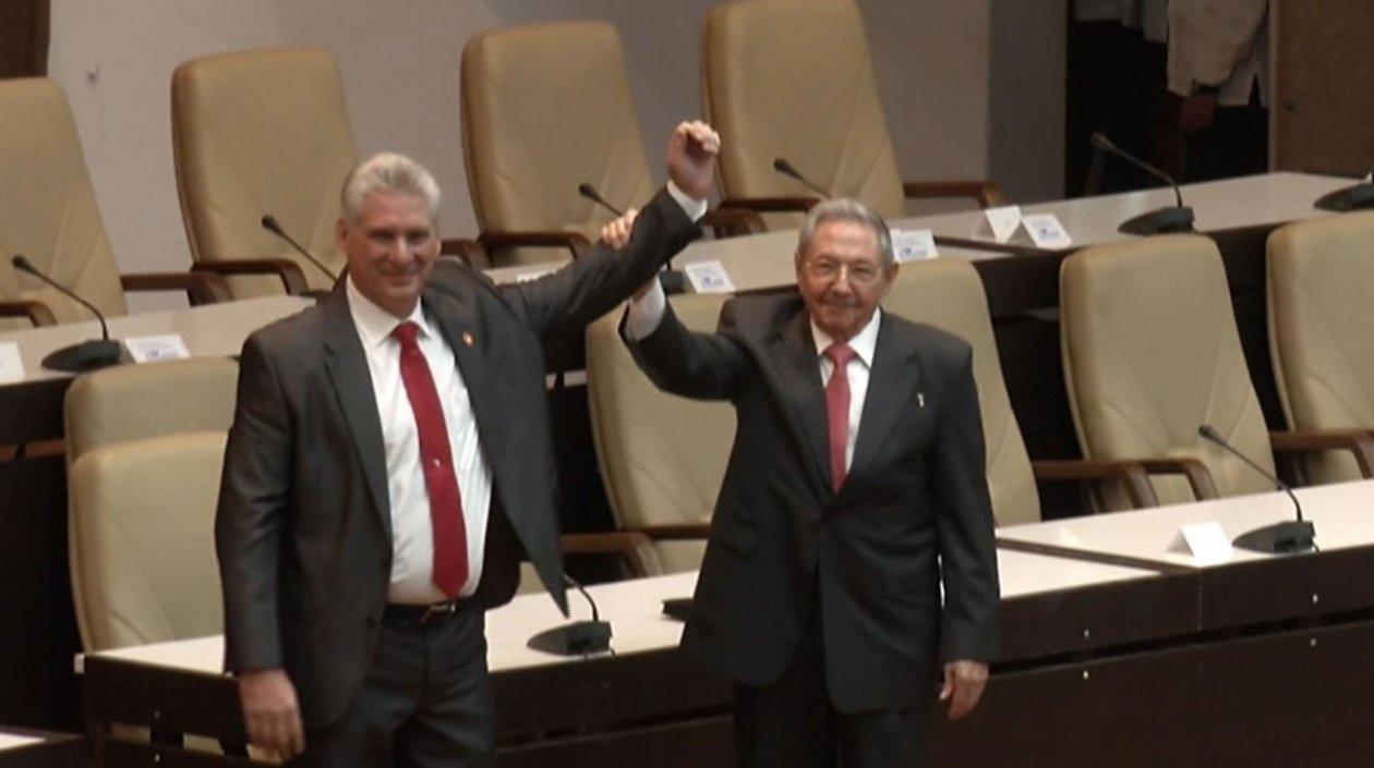 El nuevo presidente de Cuba Miguel Díaz-Canel (i) junto al saliente presidente Raúl Castro (d)