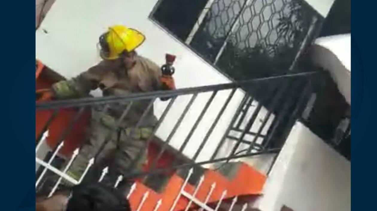 Un voraz incendio destruyó una vivienda en un segundo piso