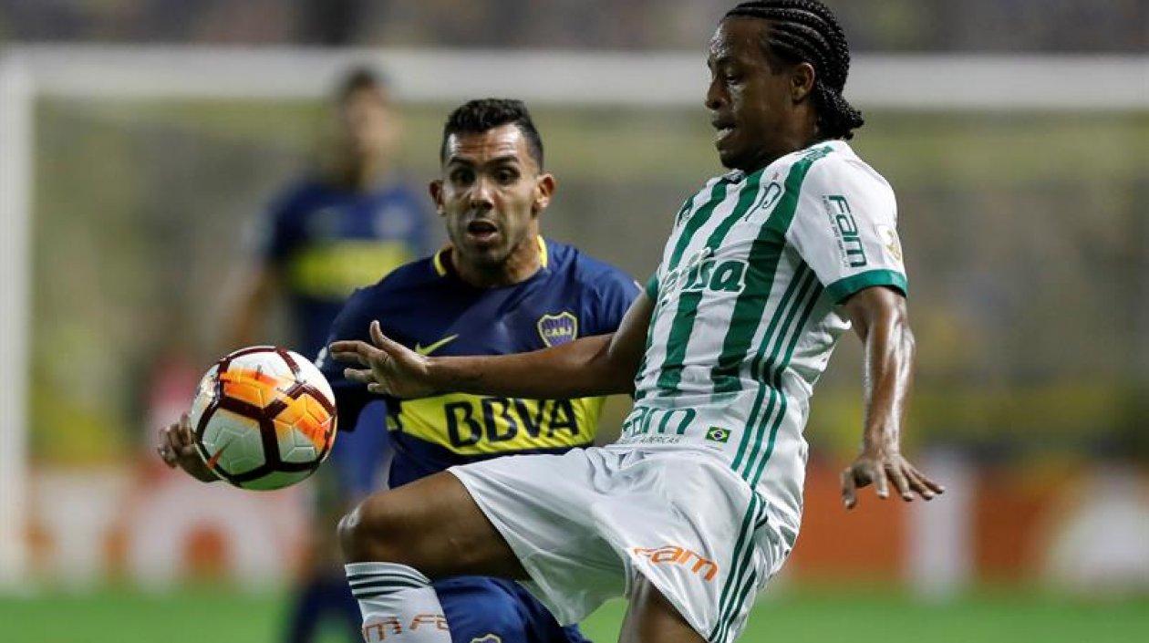 Carlos Tévez (i) de Boca Juniors disputa el balón con Keno (d) de Palmeiras.