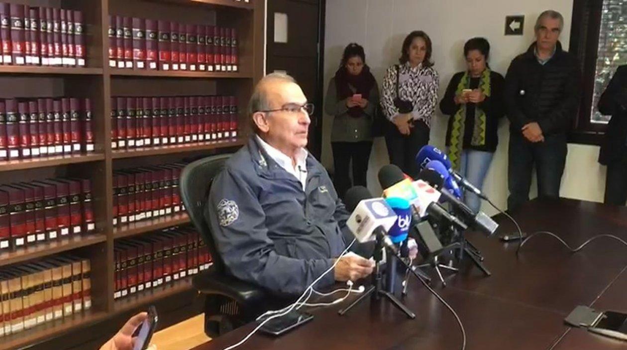 Humberto De la Calle al dar sus declaraciones a la prensa en Bogotá.