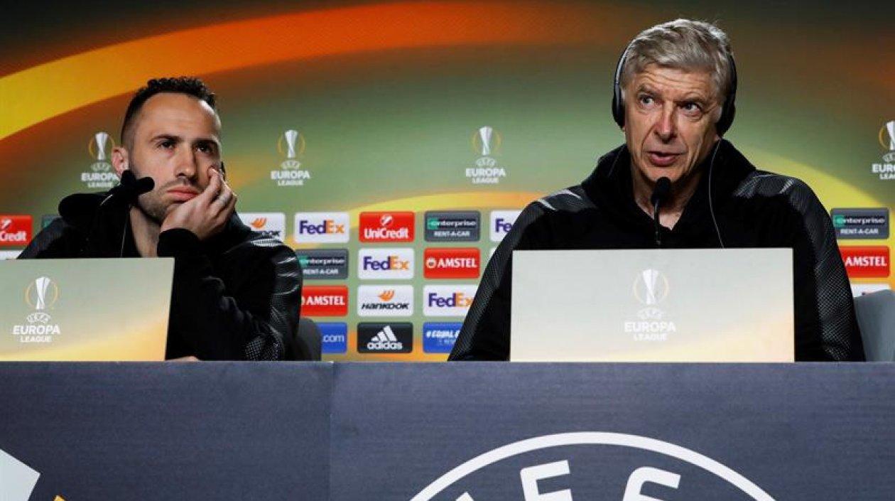 David Ospina junto al técnico Arsene Wenger.