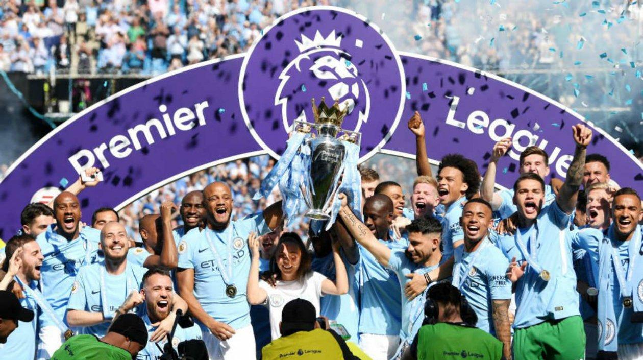 Jugadores del Manchester City celebran con el trofeo. 