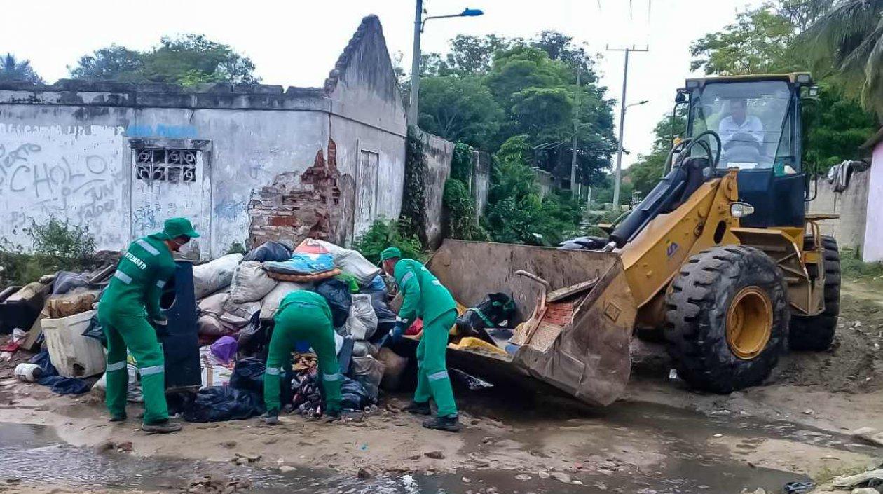 Basura y residuos recogidos en Soledad en los barrios afectados tras el aguacero del sábado.