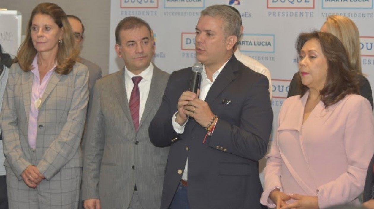 Iván Duque, candidato presidencial, con Marta Lucía Ramírez y dirigentes de Mira.