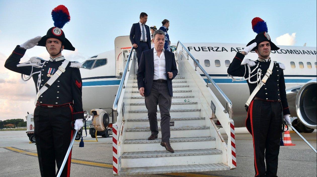 El Presidente Santos a su arribo a Italia.