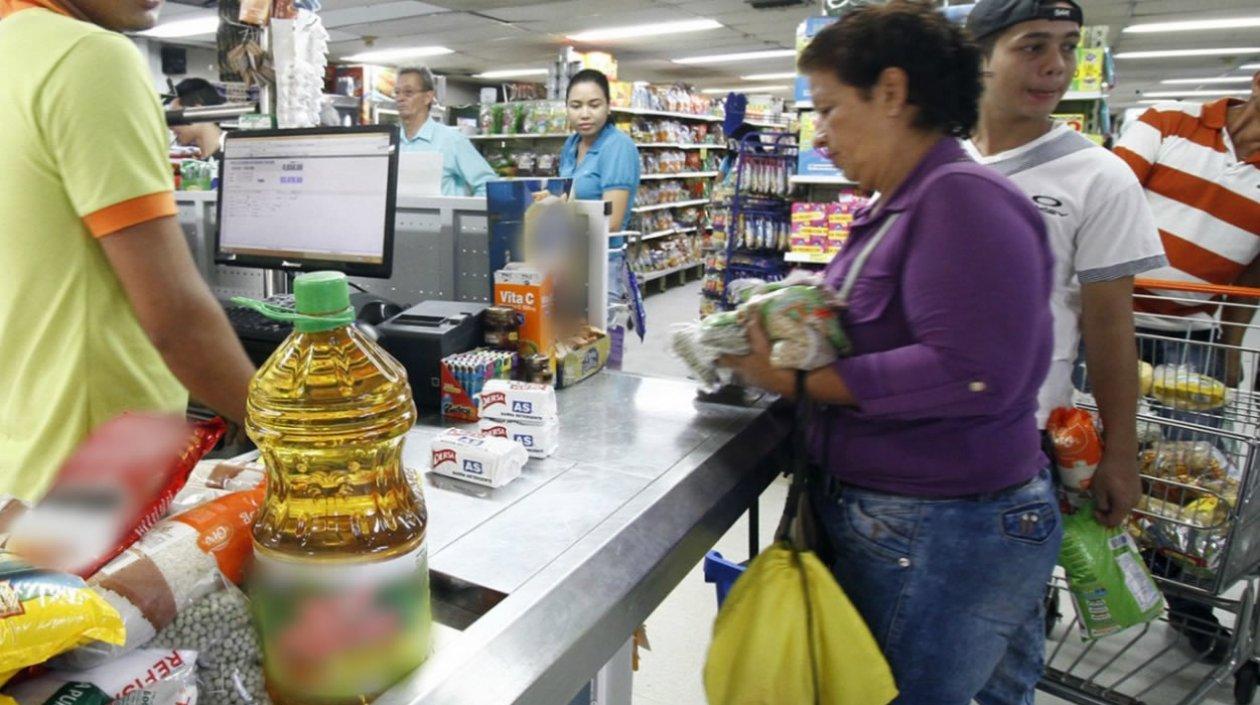Los venezolanos entran y salen buscando abastecerse de productos básicos.