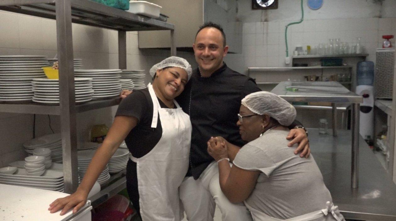 El chef del hotel Movich en Barranquilla Johnny Caballero con las internas de la Cárcel de San Diego.
