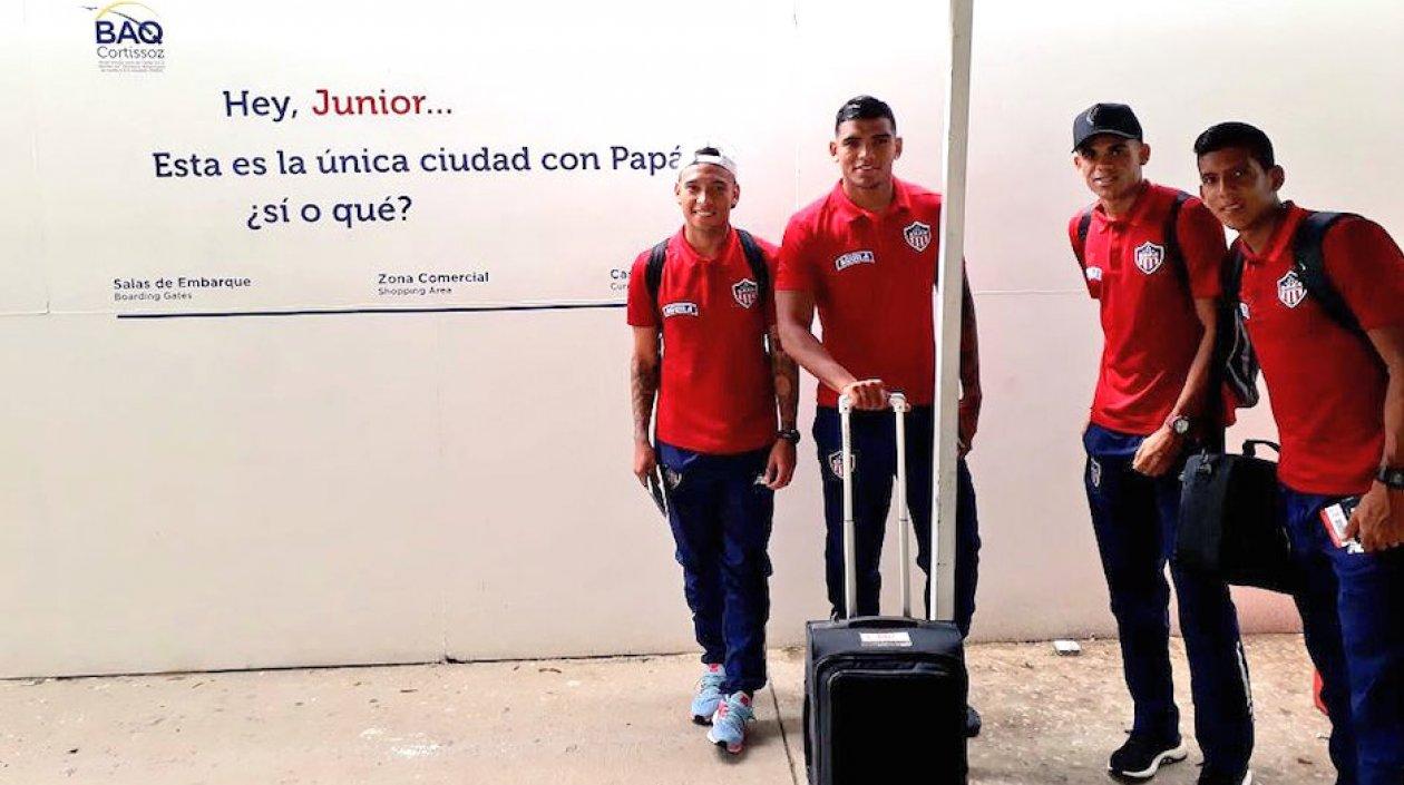 Jugadores del Junior iniciando su viaje a Brasil.