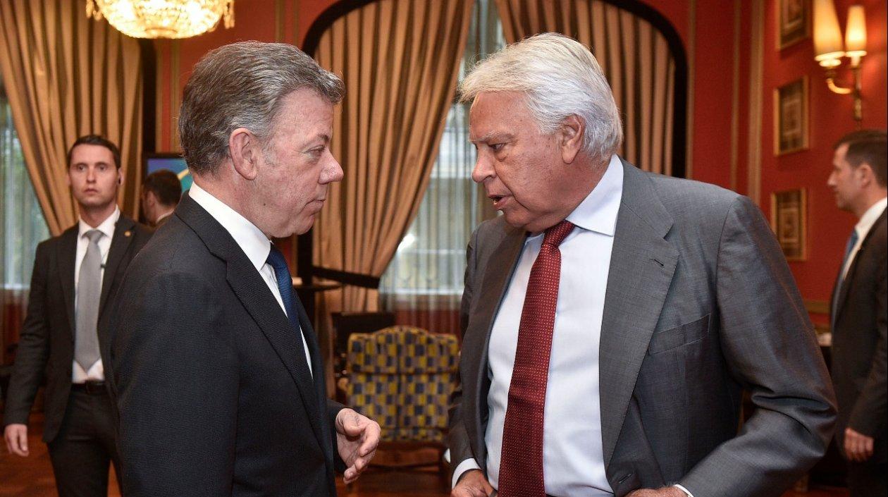 El Presidente Santos dialoga con Felipe González, expresidente de gobierno español.