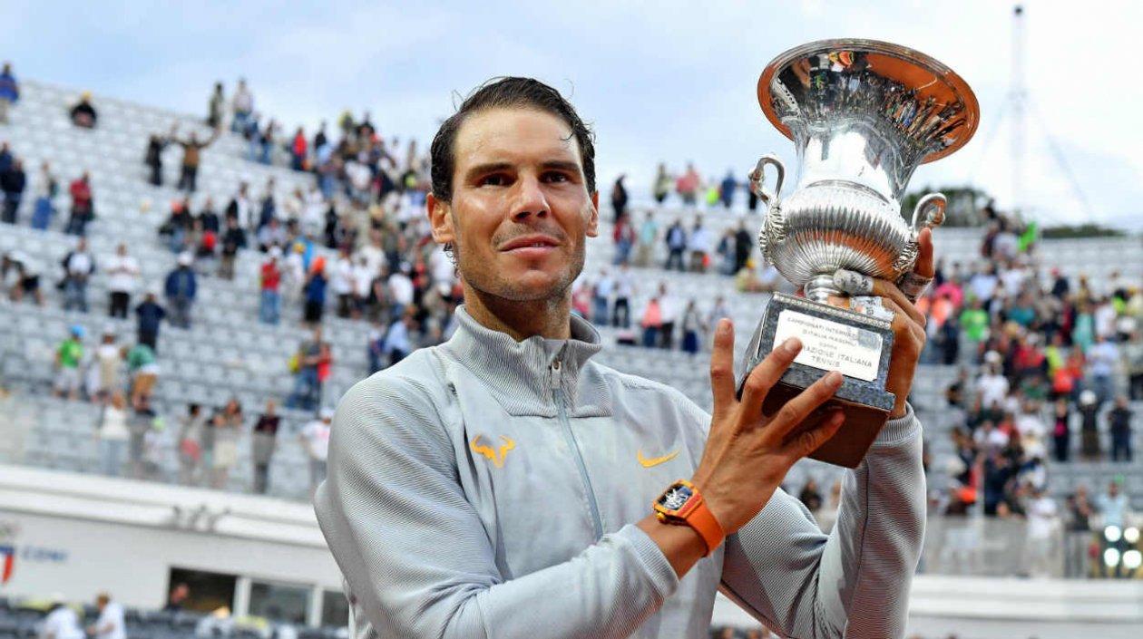 Rafael  Nadal celebra con el trofeo de campeón. 