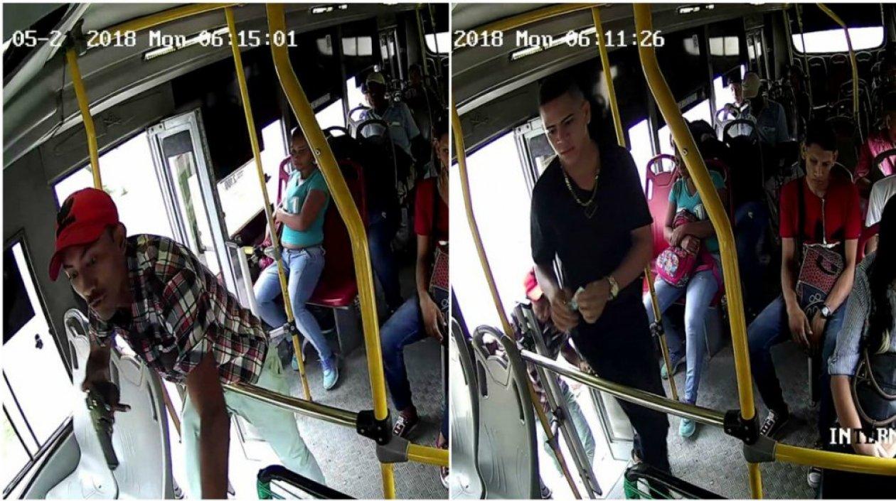 Los dos delincuentes que asaltaron el bus. 