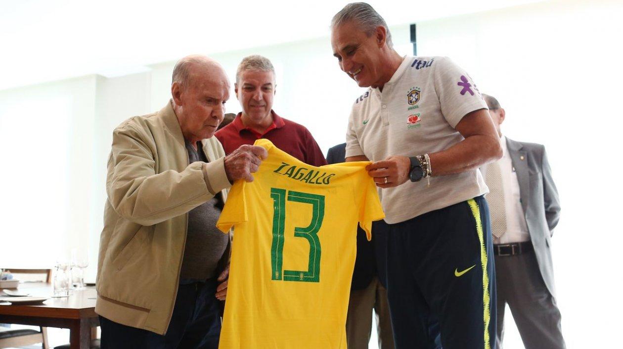 Mario Zagallo y el técnico de Brasil, Tite. 