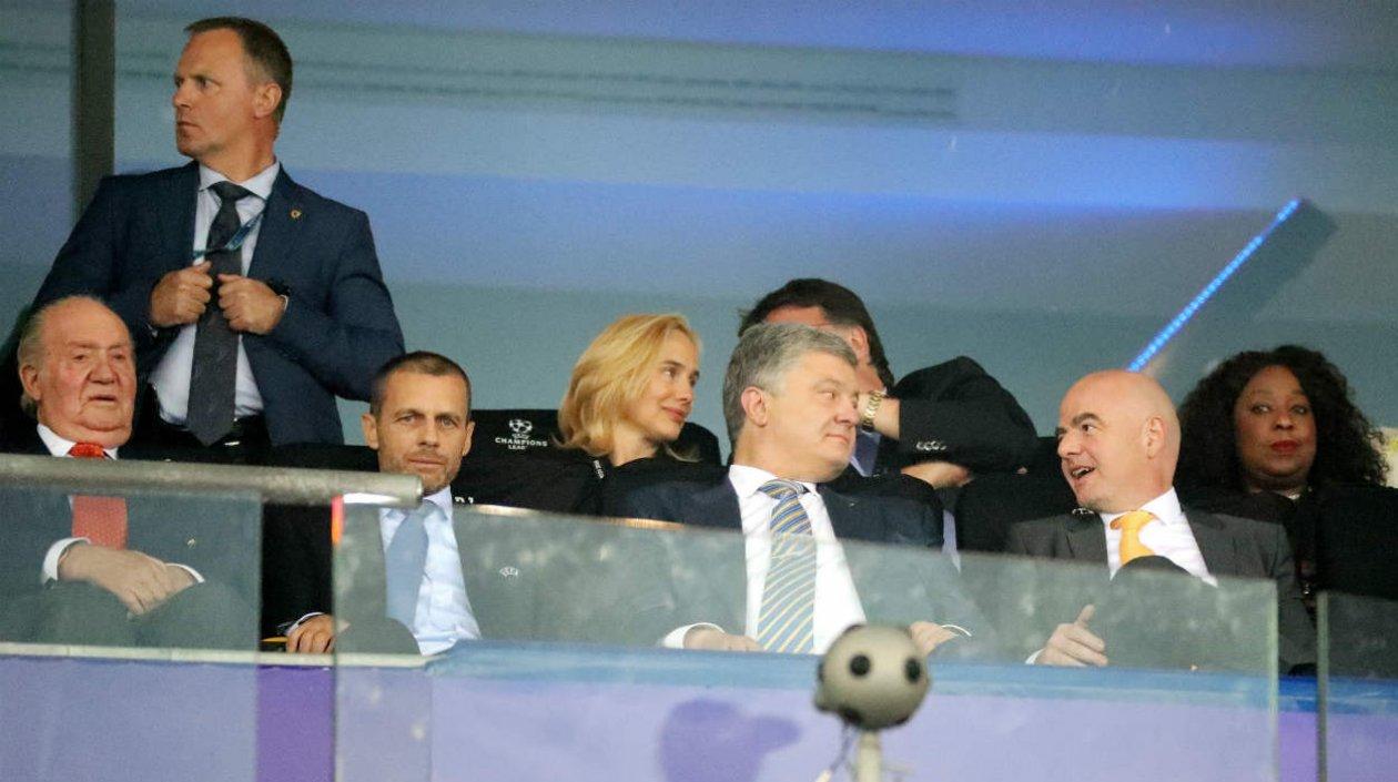 Gianni Infantino, presidente de la FIFA, en el palco del estadio de Kiev. 