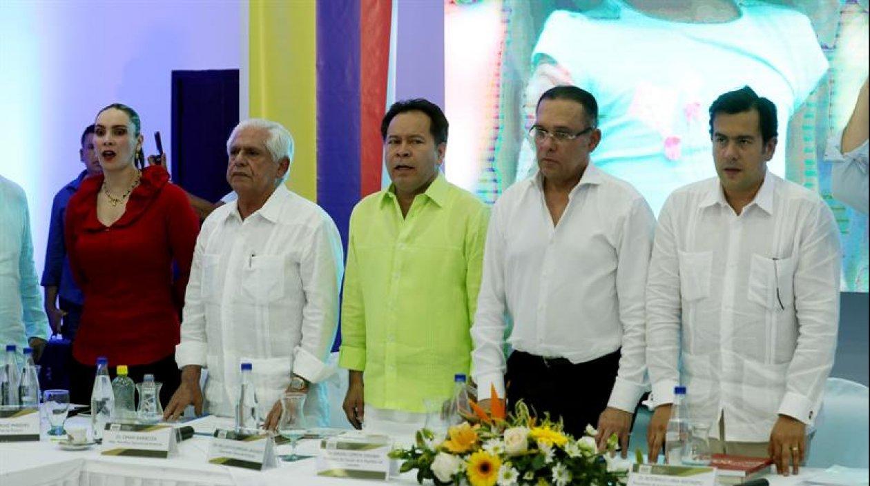  El presidente del Senado de Colombia, Efraín Cepeda (2-d); el de la Cámara Rodrigo Lara (d); el presidente de la Asamblea Nacional de Venezuela, Omar Barboza (2-i), y el gobernador del departamento Norte de Santander, William Villamizar (c).