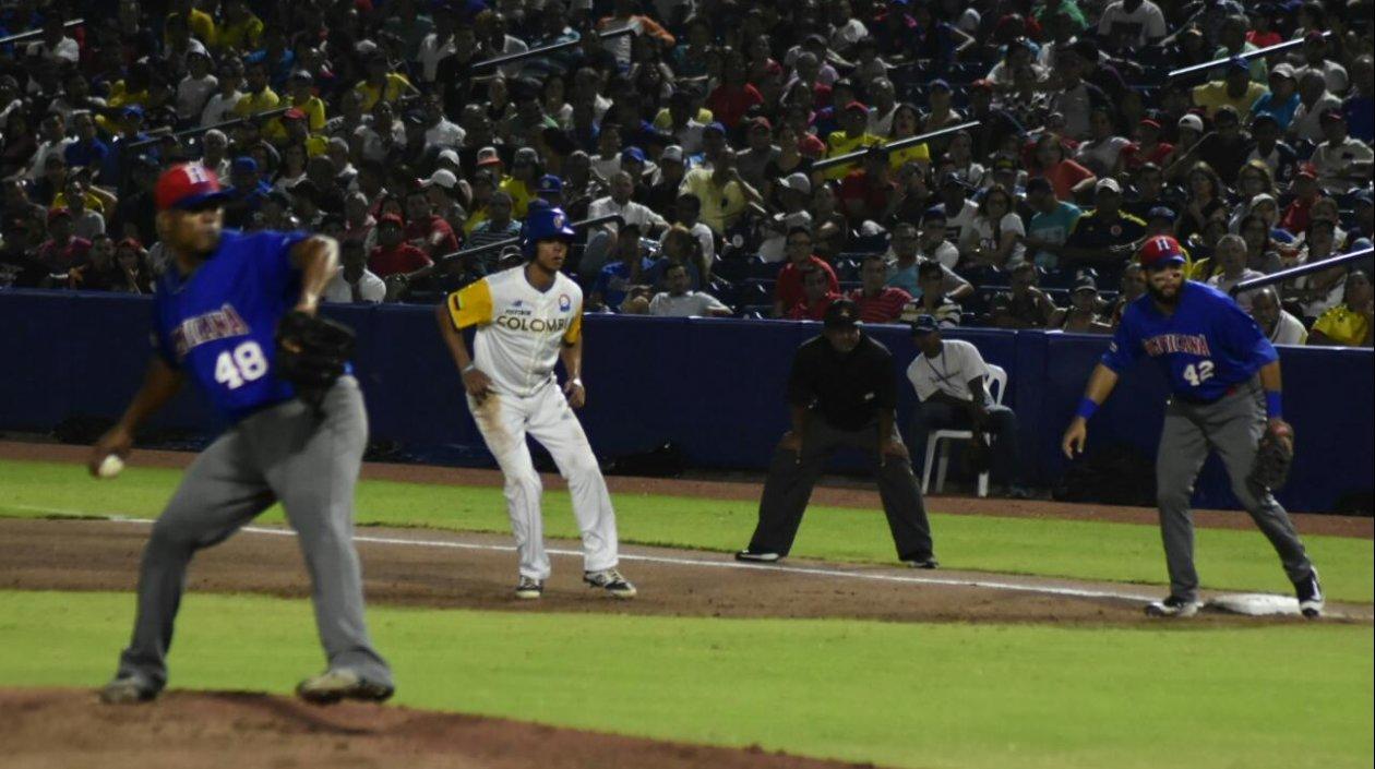 Una jugada del partido Colombia-República Dominicana, donde los caribeños vencieron 4-2 al conjunto local.