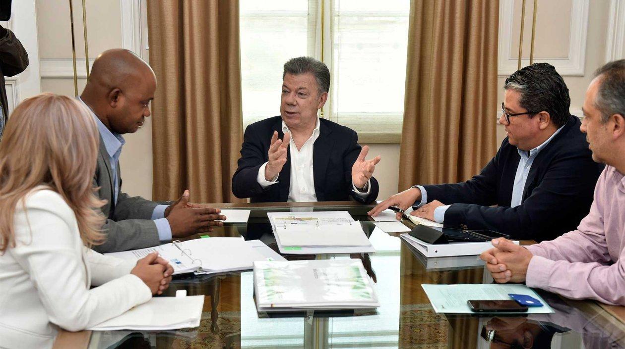 Presidente Santos reunido con ministros Luis Murillo y Germán Arce.