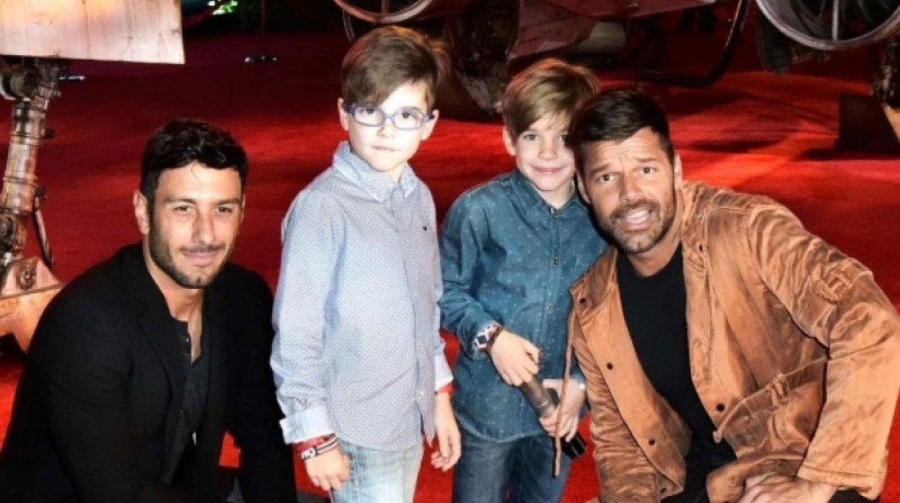  Jwan Yosef, sus dos hijos Valentino, y Matteo y Ricky Martín.