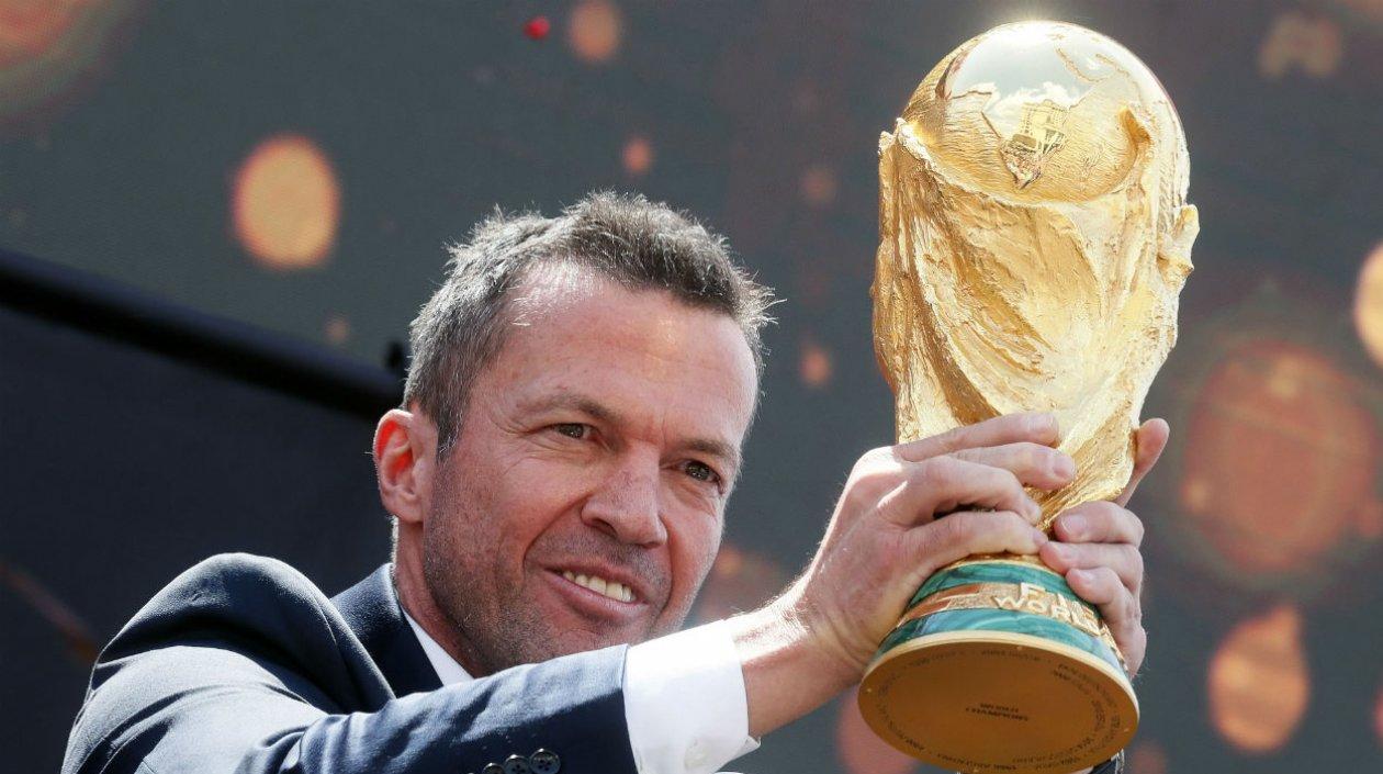Lothar Matthäus presenta el trofeo de la Copa del Mundo. 