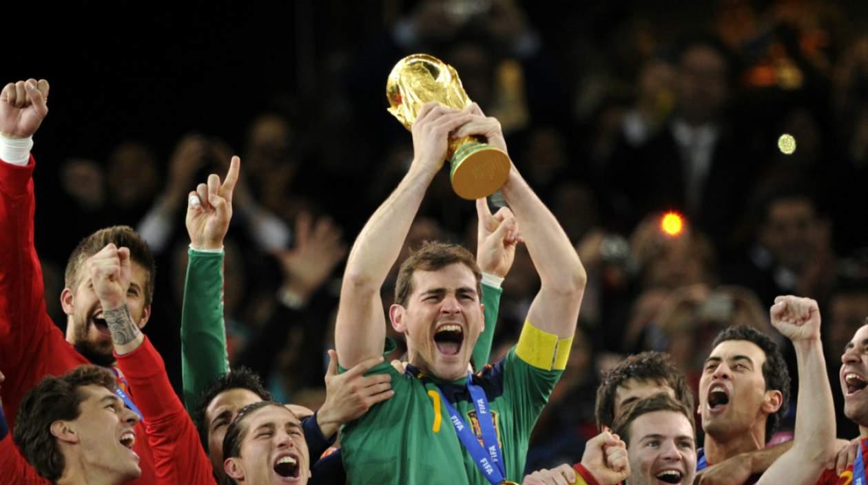Íker Casillas con el trofeo del Mundial. 