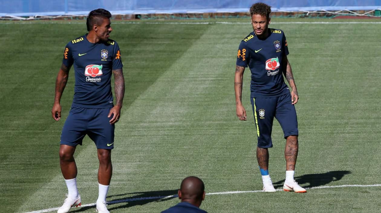 Paulinho y Neymar, durante un entrenamiento. 