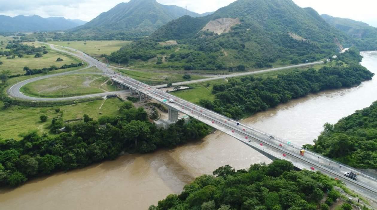 Imagen aérea del puente Enrique Santos Castillo.