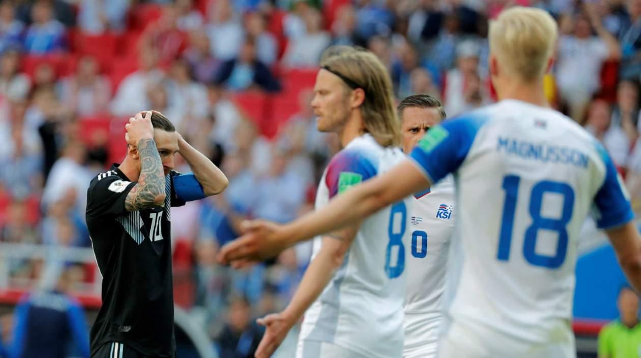 Lionel Messi muestra su frustración ante la defensa de Islandia. 