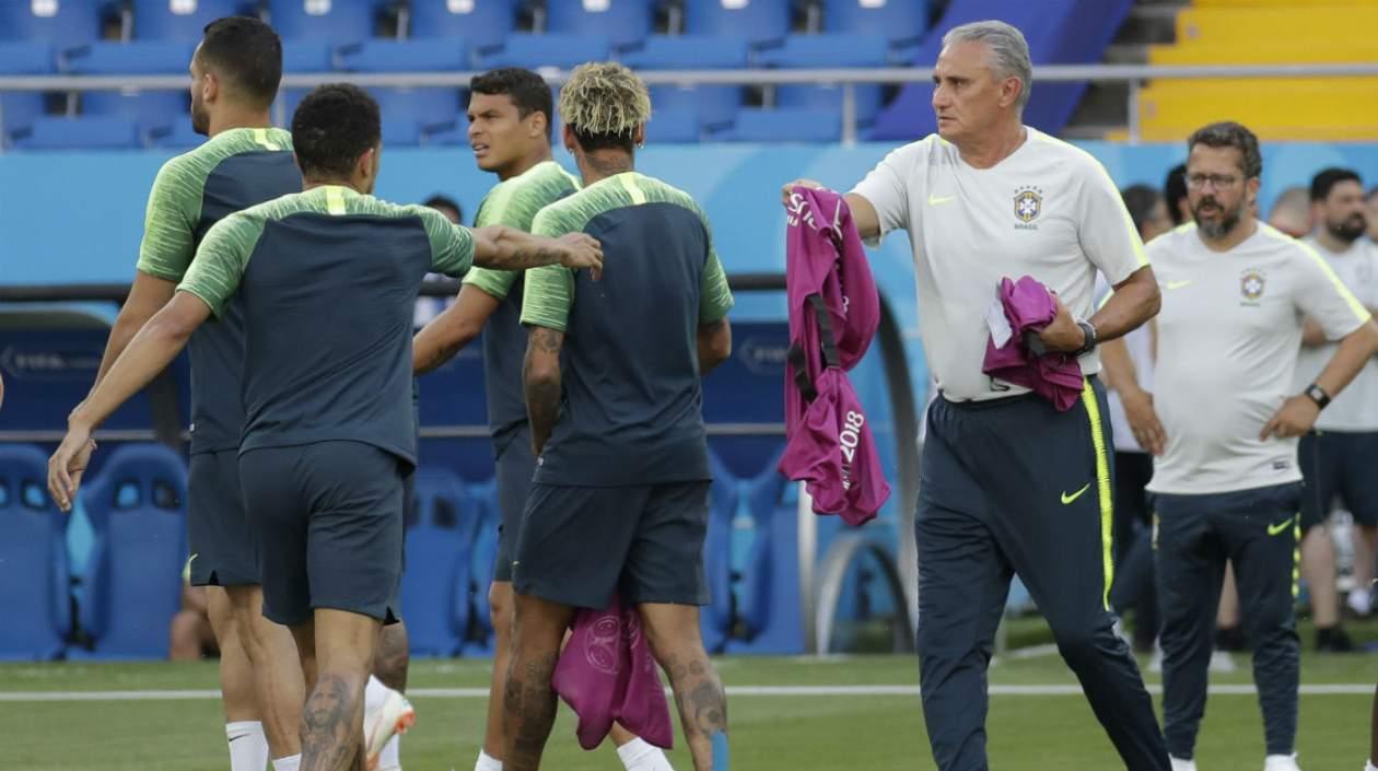 Tite durante un entrenamiento con Neymar y otros jugadores. 