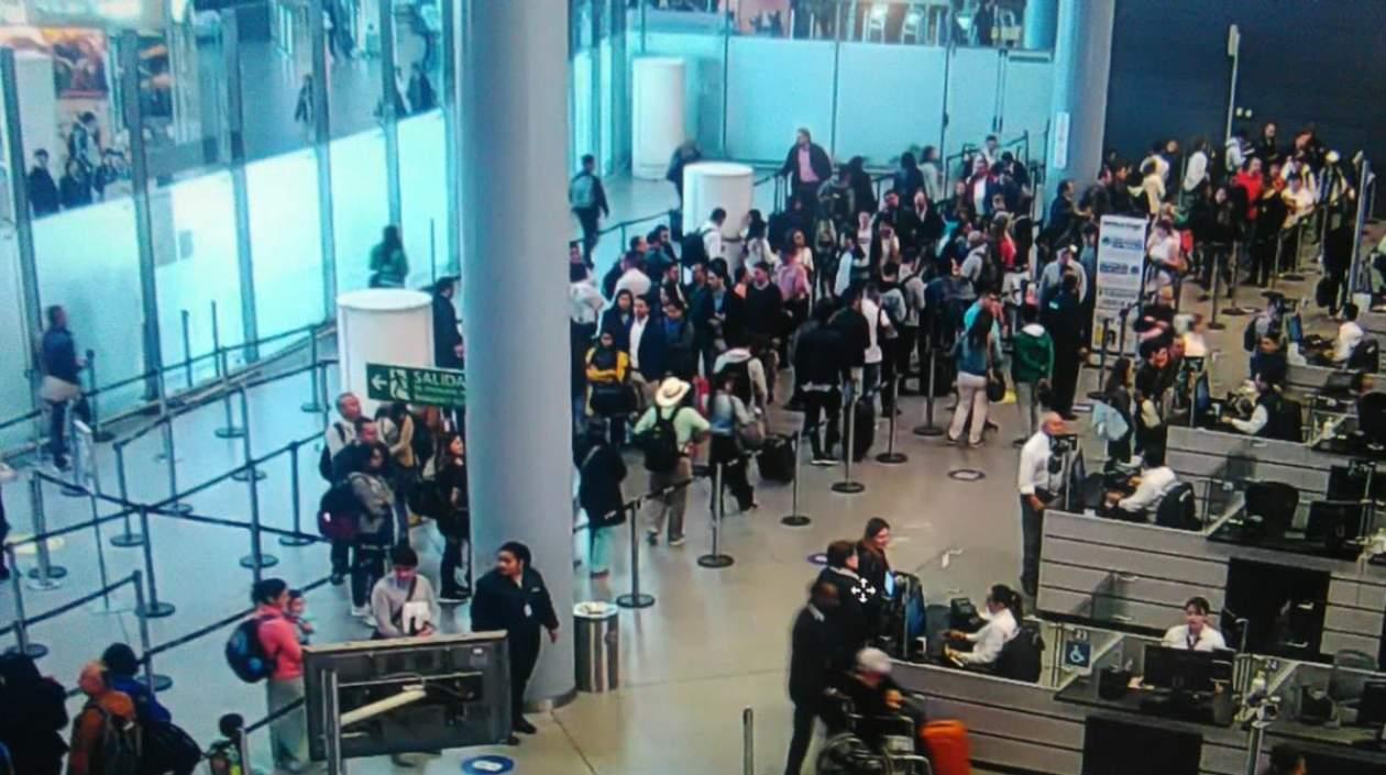 Llegada y salida de viajeros en las terminales aéreas de Colombia