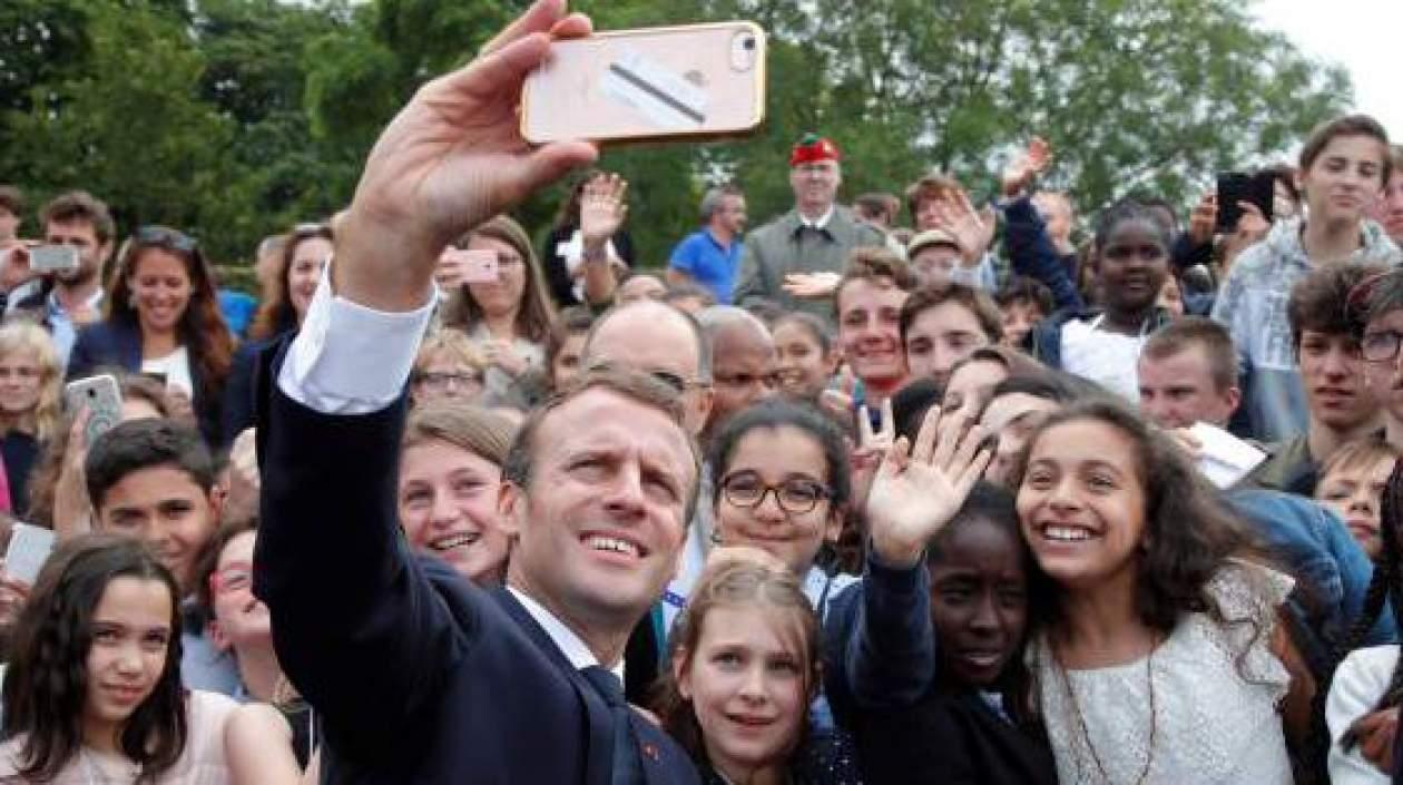 El Presidente de Francia se tomó selfies con estudiantes, pero también regañó a uno que lo llamó "manu".