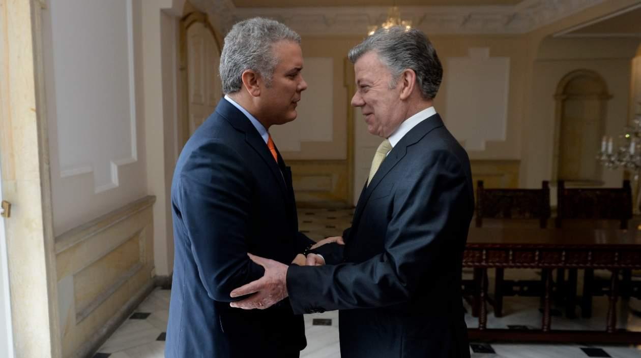Iván Duque, presidente electo de Colombia, saluda al Presidente Juan Manuel Santos.