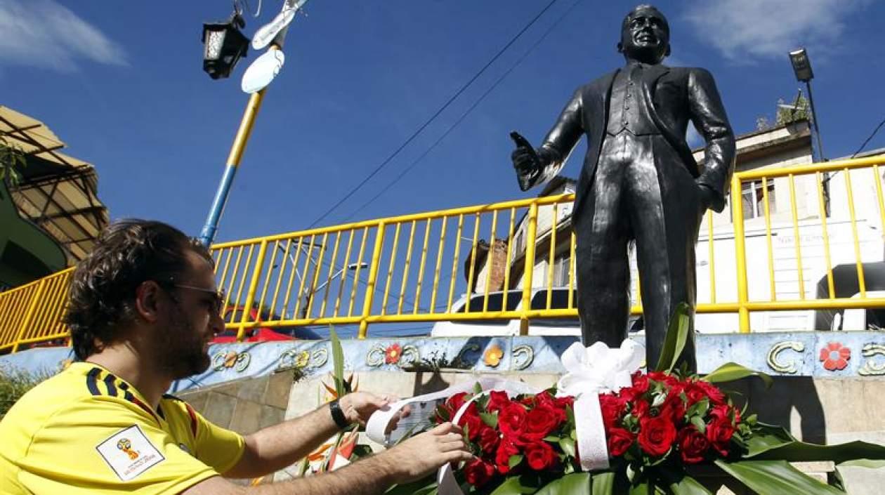 Medellín recordó a Carlos Gardel en su estatua al cumplirse 83 años de su muerte.
